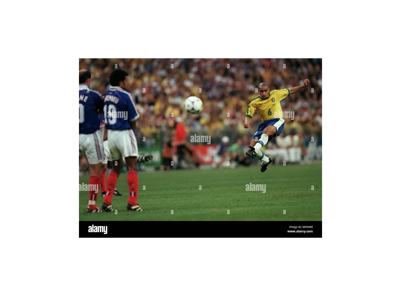 Pre order - Roberto Carlos hand signed 16x12 Image